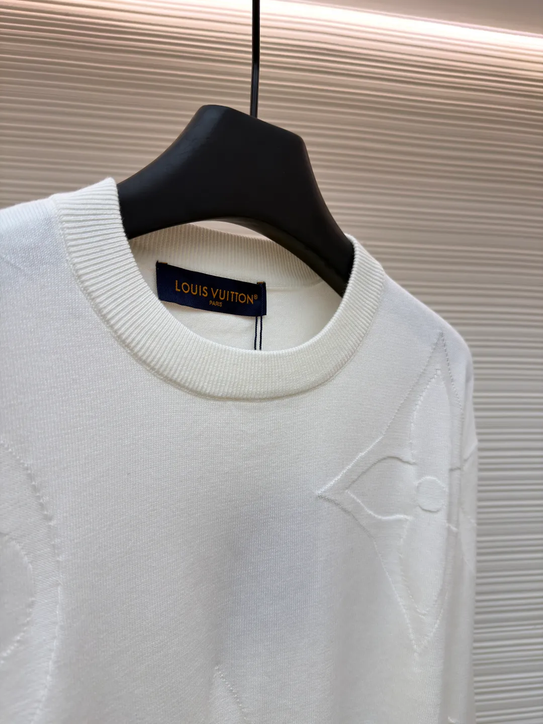 LOUIS VUITTON embossed floral 㚏 jacquard knitted round neck long sleeves ●Original version: 12300 purchase and development ●Item number: 1681614--A70 ●Fabrics: combed cotton fabric ●Technology: knitted intarsia production ●Version: fitted version ●Weight: about 380 grams ●Size: XS-S-M-L ●Description: Heavy positioning three-dimensional contrasting intarsia technology throughout the fashionable and high-end sense! Swiss woven positioning intarsia technology, high-end pink color, sporty style, same style for men and women! The classic wide version is fashionable and advanced! The overall wiring is straight and delicate, the fabric is comfortable and soft, and the color is consistent without color difference. It can be matched with the same style to create a fashionable look and control various occasions. Customized accessories, complete with three standards, same style for men and women!